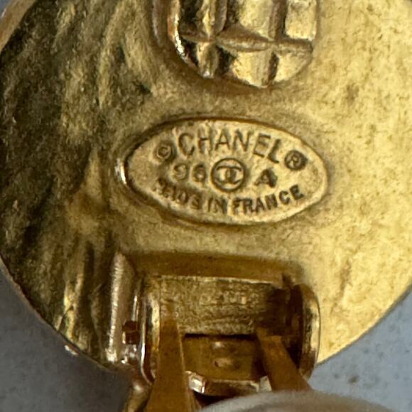 Chanel Vintage Black Gripoix Clip On Earrings 96A 24k gold plated Authentic CoA - Picture 4 of 5